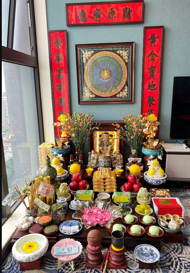Bàn thờ Thần Tài Ông Địa làm từ gỗ tự nhiên cao cấp
